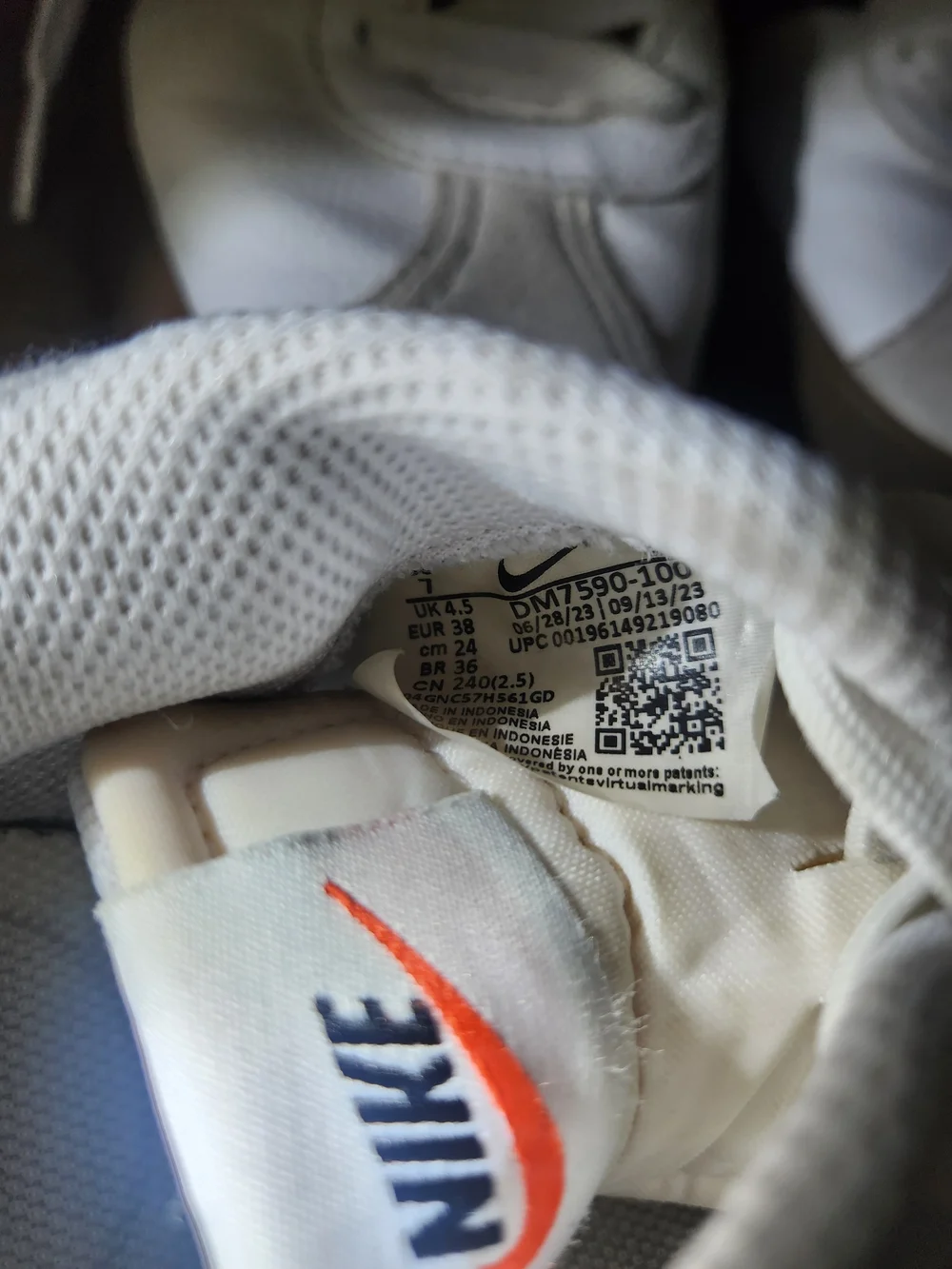 Nike Men's White and Black Low-Top Sneakers